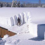 Уборка снега с крыши дома